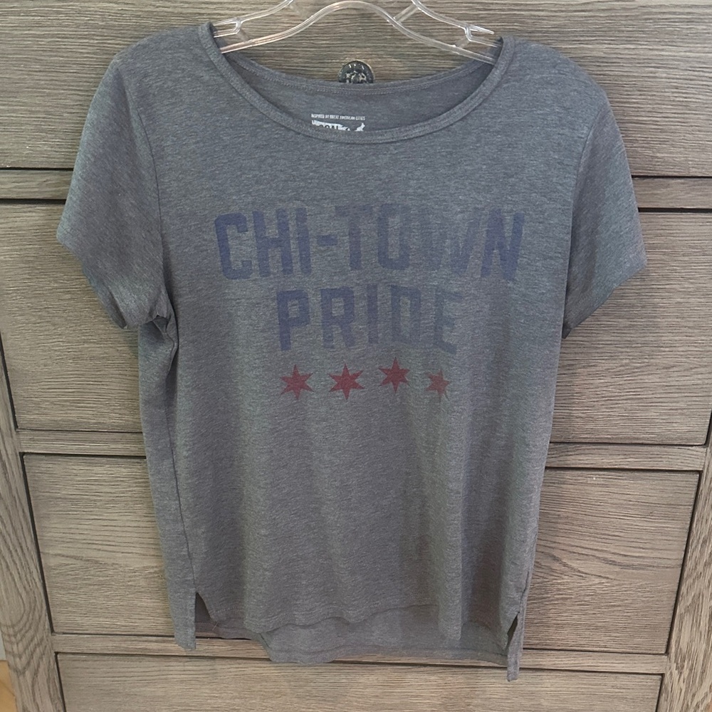 Women’s Gray Chi-Town Pride Tee. Size M.